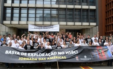 Trabalhadores do HSBC fazem ato em frente ao Banco Central contra demissões.