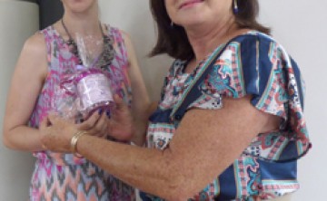 Sindicato participa de evento em homenagem às mulheres e distribui brinde.
