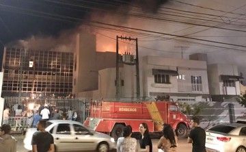 Incêndio atinge principal agência da Caixa na cidade de Apucarana